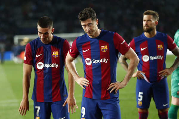Futbalisti Barcelony zľava Ferran Torres, Robert Lewandowski a Inigo Martinez reagujú po odvetnom zápase s PSG.