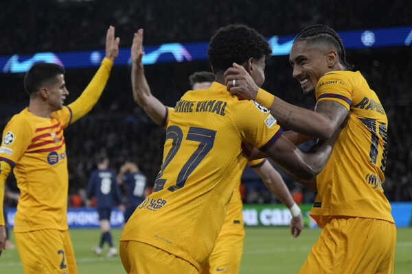 Hráč Barcelony Raphinha (vpravo) oslavuje po tom, ako strelil úvodný gól.