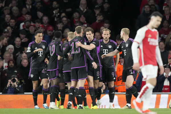 Serge Gnabry (7) so spoluhráčmi oslavuje gól Bayernu.