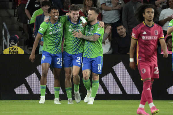 Slovenský futbalista v drese Seattle Sounders Albert Rusnák (druhý sprava) sa teší so spoluhráčmi.