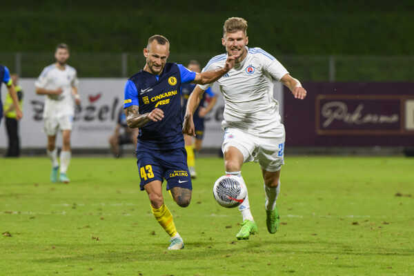 Zľava Aljaž Krefl (Celje) a Alen Mustafič (Slovan) v súboji o loptu.