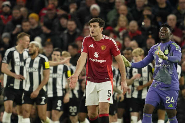 Futbalista Manchesteru Harry Maguire (uprostred) a brankár Manchesteru Andre Onana (vpravo).