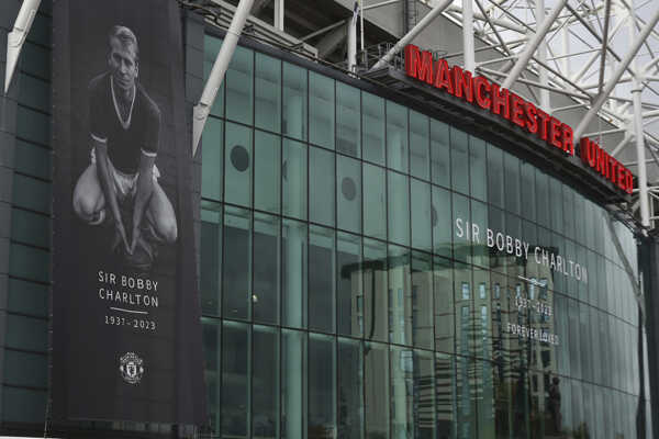 Nadrozmerná čiernobiela fotografia Boba Charltona,futbalovej legendy Manchestru United na štadióne Old Trafford.