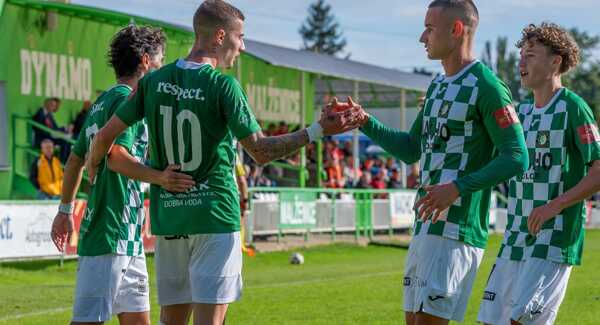 Futbalisti OFK Dynamo Malženice oslavujú gól Borisa Drugu.