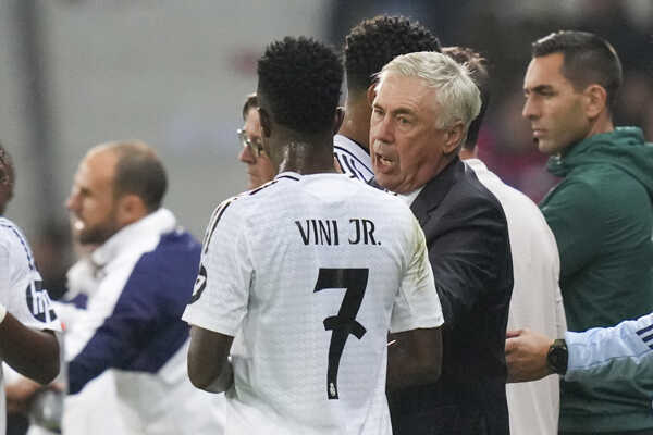 Tréner Realu Madrid Carlo Ancelotti (vpravo) a hráč Realu Madrid Vinicius Junior.