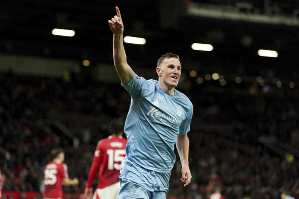 Hráč Nottinghamu Chris Wood oslavuje svoj gól na Old Trafford.