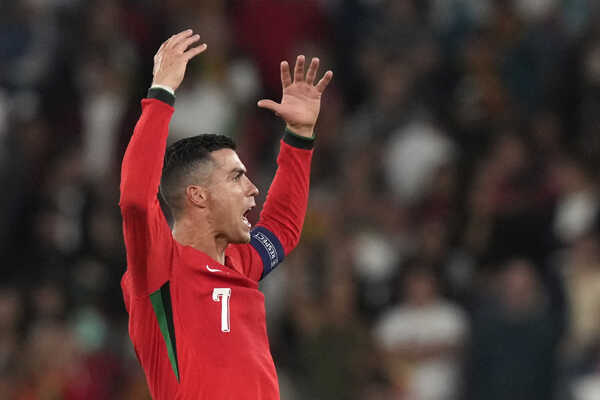 Cristiano Ronaldo oslavuje triumf nad Škótskom.