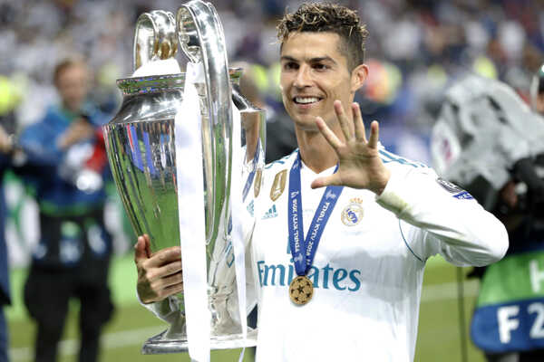 Cristiano Ronaldo pózuje s trofejou.