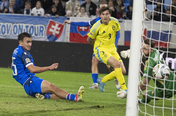 Zľava gól strieľa Dávid Strelec (Slovensko), Švédi Victor Lindelhöf a brankár Viktor Johansson.