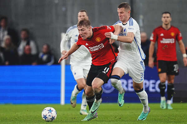 Denis Vavro (FC Kodaň) v súboji s Rasmusom Hojlundom (Man UTD).