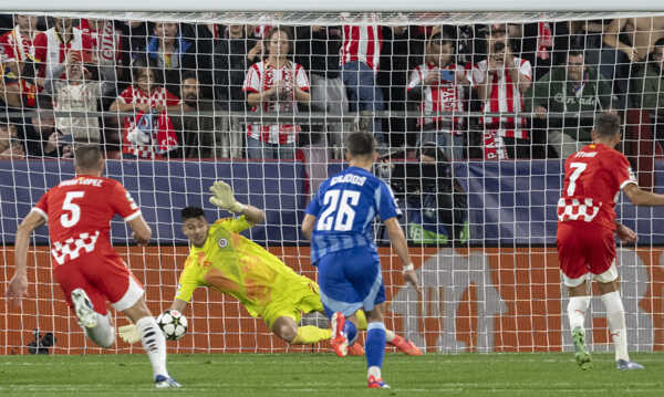 Brankár Slovana Dominik Takáč (druhý zľava) chytá pokutový kop, ktorý nepremenil Cristhian Stuani (vpravo) z Girony.