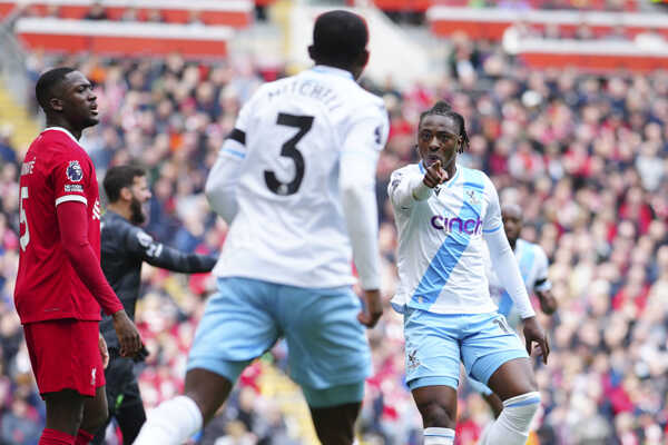 Futbalista Eberechi Eze (vpravo) z Crystal Palace sa raduje z úvodného gólu.