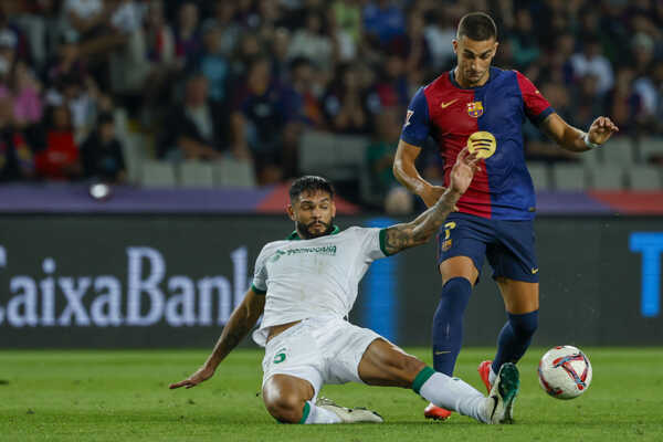 Futbalista FC Barcelony Ferran Torres (vpravo) a hráč FC Getafe Omar Alderete bojujú o loptu.