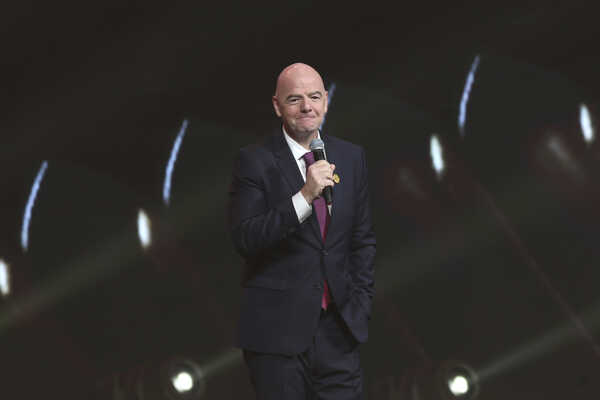 Prezident FIFA Gianni Infantino hovorí pred futbalovým galavečerom s oceneniami FIFA The Best v katarskej Dauhe.