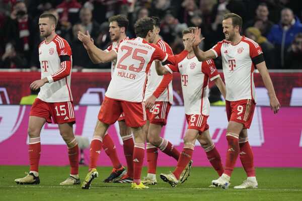 Harry Kane (vpravo) a gólové oslavy futbalistov Bayernu Mníchov.