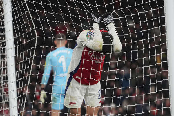 Slovenský brankár v drese Newcastle United Martin Dúbravka (vľavo) a hráč Arsenalu Kai Havertz.