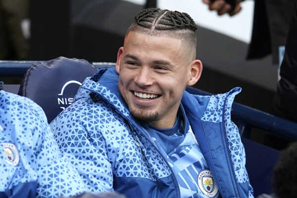 Kalvin Phillips sa usmieva na lavičke Manchestru City.