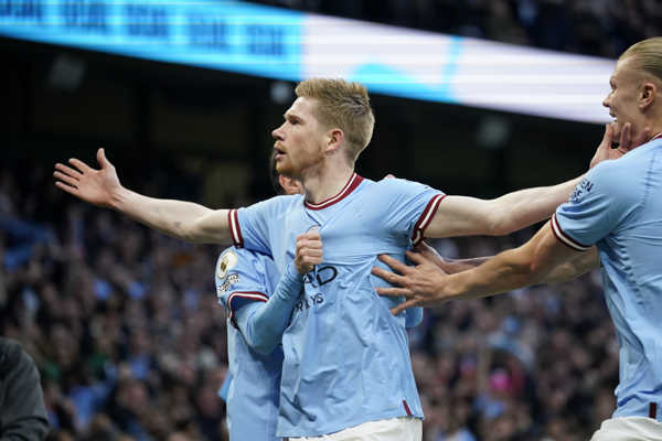 Kevin de Bruyne a Erling Haaland oslavujú gól City.