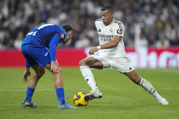 Kylian Mbappé (vpravo) a Juan Iglesias z Getafe v súboji o loptu.