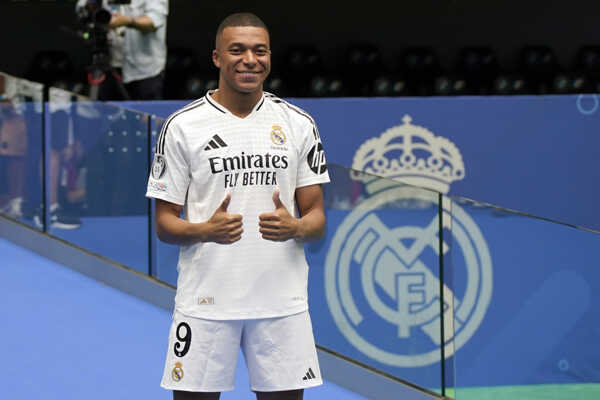 Francúzsky futbalista Kylian Mbappe pózuje po predstavení ako nového hráča Realu Madrid.