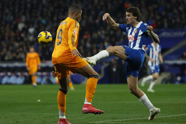 Kylian Mbappé (Real Madrid) v súboji s Carlosom Romerom (Espanyol).