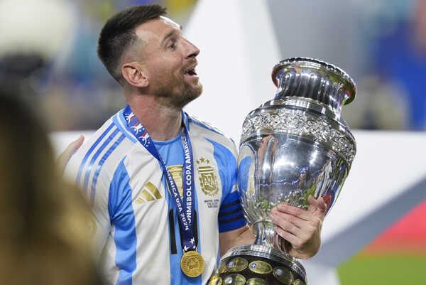 Lionel Messi s víťaznou trofejou Copa America 2024.