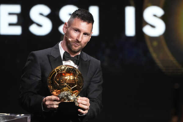 Lionel Messi pózuje s trofejou Zlatá lopta magazínu France Football.