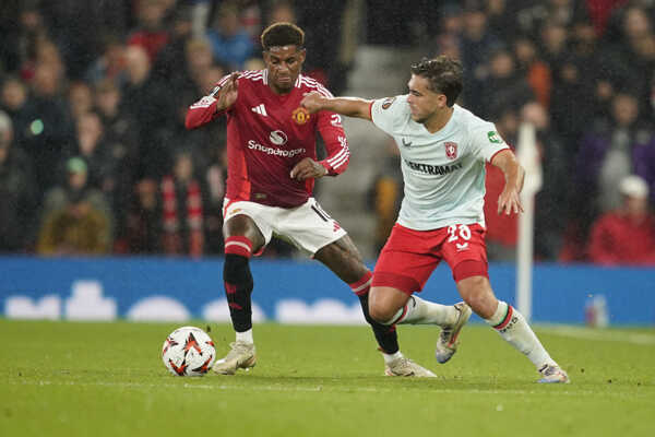 Marcus Rashford (vľavo) bojuje o loptu s Bartom van Roojom z Twente.