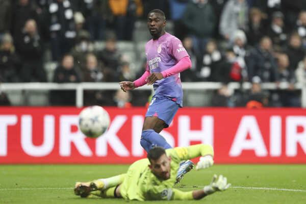 Prekonaný Martin Dúbravka a futbalista AC Miláno Fikayo Tomori.