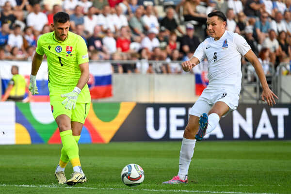 Zľava brankár Martin Dúbravka (Slovensko), Renat Dadašov (Azerbajdžan).