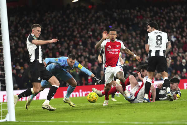 Slovenský brankár v drese Newcastle United Martin Dúbravka (druhý vľavo) a hráč Arsenalu Gabriel Jesus (uprostred).