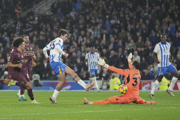 Hráč Brightonu Matt O'Riley skóruje vo futbalovom zápase anglickej ligy Premier League.