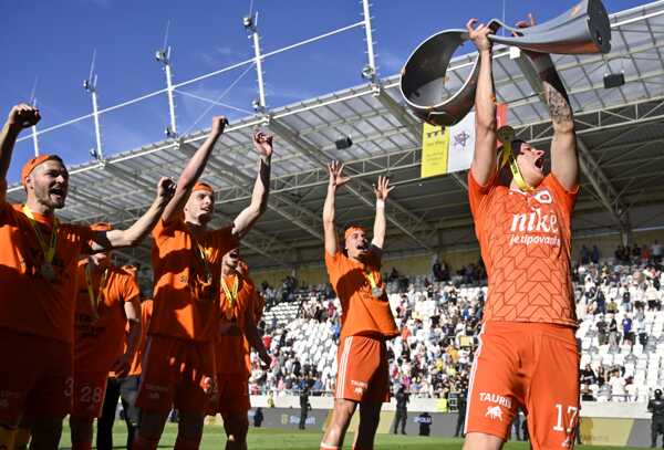 Futbalisti MFK Ružomberok sa tešia s trofejou po víťazstve vo finálovom zápase Slovenského pohára.