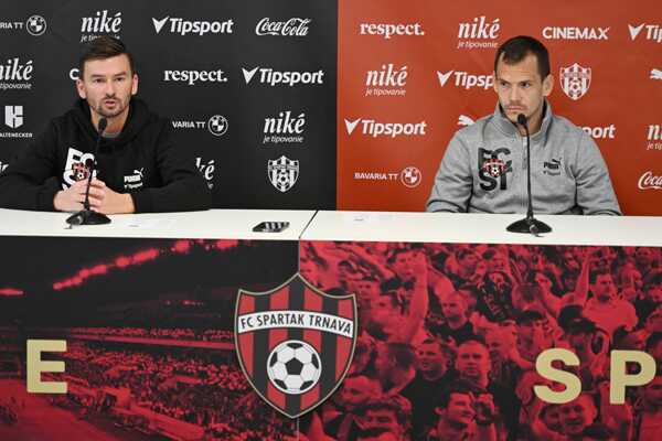 Zľava tréner FC Spartak Trnava Michal Gašparík a kapitán Martin Mikovič.