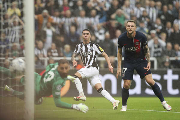 Milan Škriniar v stretnutí proti Newcastle.