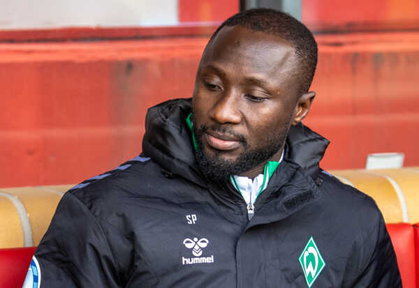 Futbalista Werderu Brémy Naby Keita sedí na striedačke.