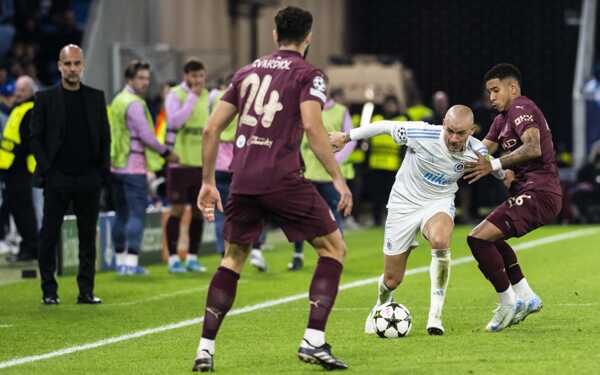 Zľava tréner Manchester City Pep Guardiola, Josko Gvardiol (Manchester), Vladimír Weiss (Slovan) a Savinho (Manchester).