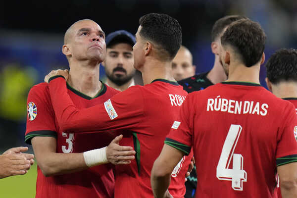 Pepe a Cristiano Ronaldo v objatí.