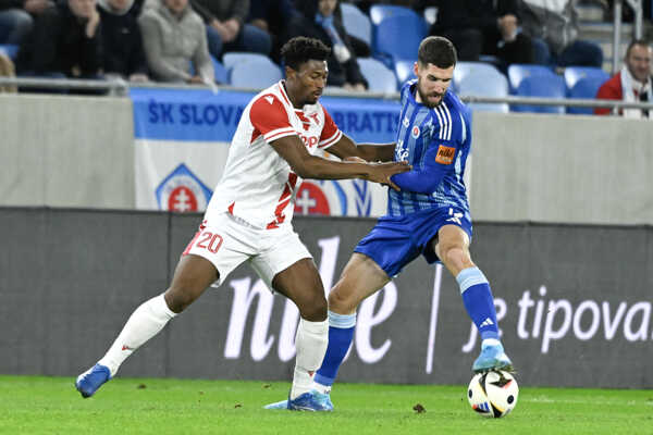 Rahim Ibrahim (Trenčín) v súboji s Kenanom Bajričom (Slovan).