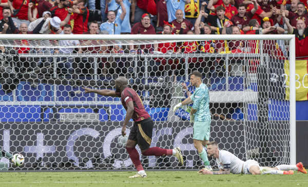 Romelu Lukaku sa teší z gólu na 1:1, ktorý rozhodca neuznal.