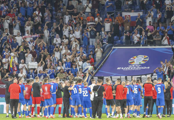 Slovenskí futbalisti ďakujú fanúšikom po osemfinálovom zápase Anglicko - Slovensko na ME vo futbale.