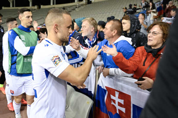 Stanislav Lobotka v pozápasovej ďakovačke s fanúšikmi.