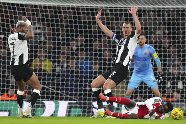 Slovenský brankár v drese Newcastle United Martin Dúbravka (tretí vľavo), jeho spoluhráč Joelinton (vľavo).