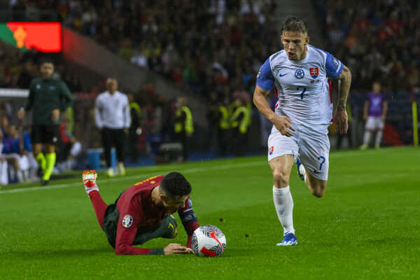 Cristiano Ronaldo a Tomáš Suslov.