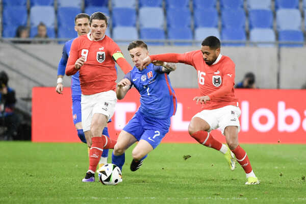 Tomáš Suslov (Slovensko), vpravo Phillipp Mwene a vľavo Marcel Sabitzer (obaja Rakúsko).