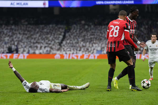 Vinicius Junior na trávniku.