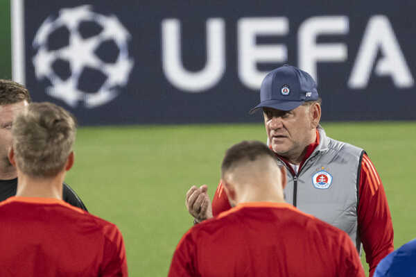 Tréner futbalistov ŠK Slovan Bratislava Vladimír Weiss st. počas tréningu pred duelom s Gironou.