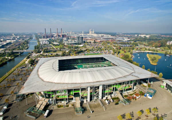 Na archívnej snímke z 4. októra 2015 futbalový štadión Volkswagen Arena vo Wolfsburgu.