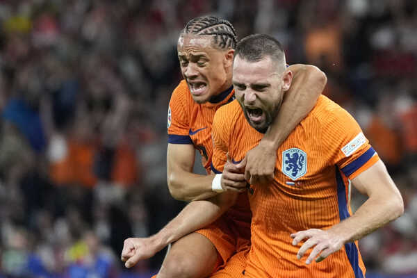 Xavi Simons a Stefan de Vrij oslavujú gól.