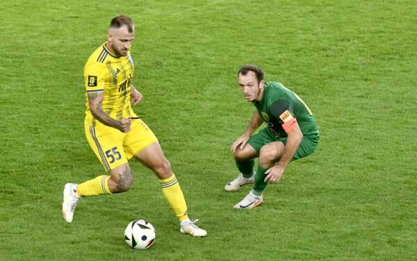 Žan Medved (FC Košice) v súboji s Miroslavom Káčerom zo Žiliny.